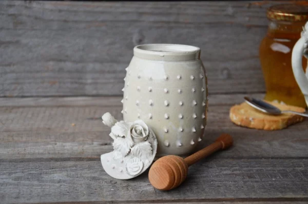 Cream White Apple Holder with Roses and Pink Dots in Relief - Image 2